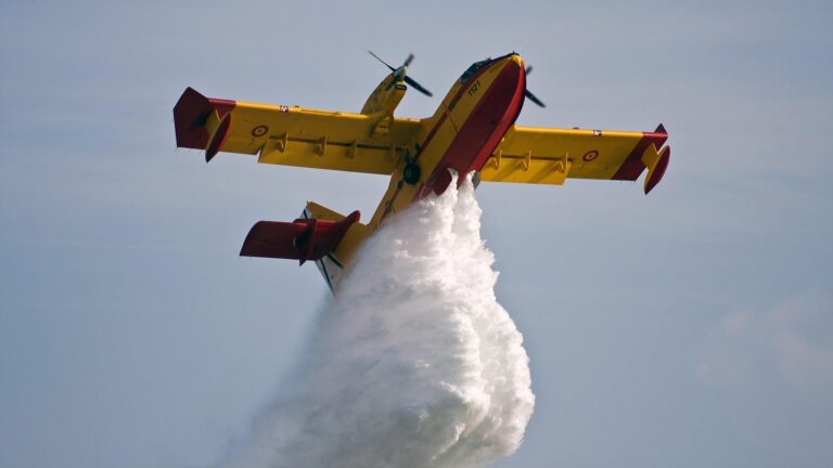 Ministry of Natural Resources and Forestry warns to steer clear of waterbombers